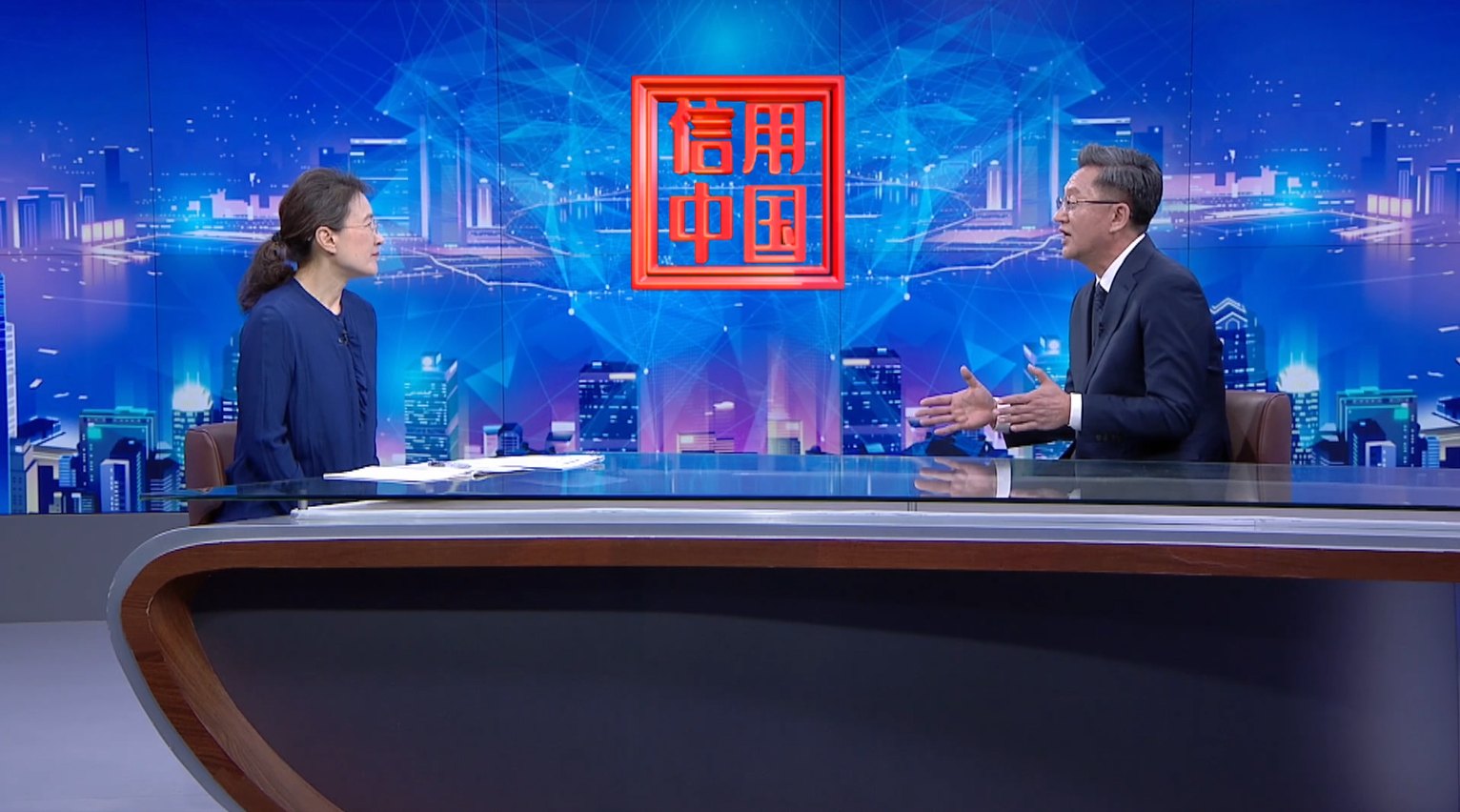 CCTV央视《信用中国》栏目专访HWAPENG华鹏精机：装备智造助力新材升级装备智造 助力新材升级